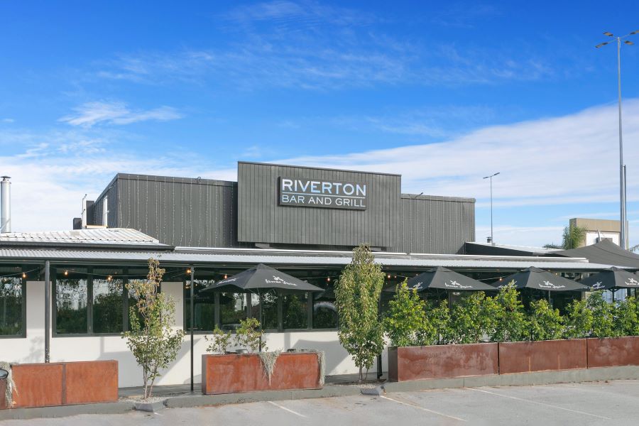 Riverton Bar and Grill is located near by Parkwood Edge Estate, WA